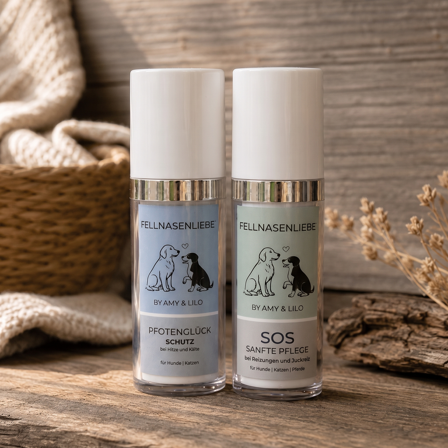 Pfotenpflege-Set von FELLNASENLIEBE: SOS Creme und Pfotenglück nebeneinander auf rustikalem Holztisch (KI-komponiertes Bild aus echten Produktfotos)