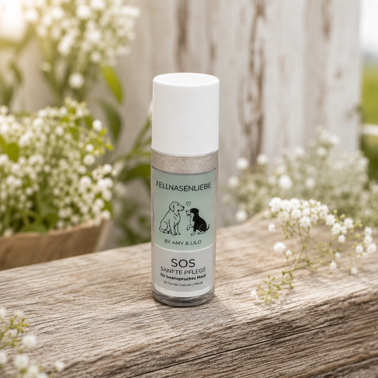 KI-generiertes Produktbild: FELLNASENLIEBE SOS Creme (30 ml) für Hunde auf einem Holztisch mit Schleierkraut